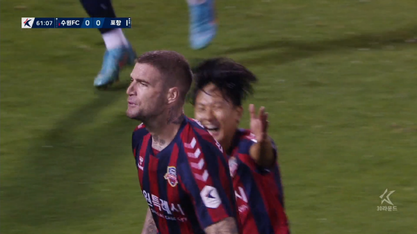 6일 수원종합운동장에서 열린 ‘하나원큐 K리그1 2022’ 30라운드 수원FC와 포항 스틸러스의 경기에서 수원FC가 라스(왼쪽)의 결승골로 1:0 승리를 거뒀다. ⓒ팀트웰브 6일 수원종합운동장에서 열린 ‘하나원큐 K리그1 2022’ 30라운드 수원FC와 포항 스틸러스의 경기에서 수원FC가 라스(왼쪽)의 결승골로 1:0 승리를 거뒀다. ⓒ팀트웰브