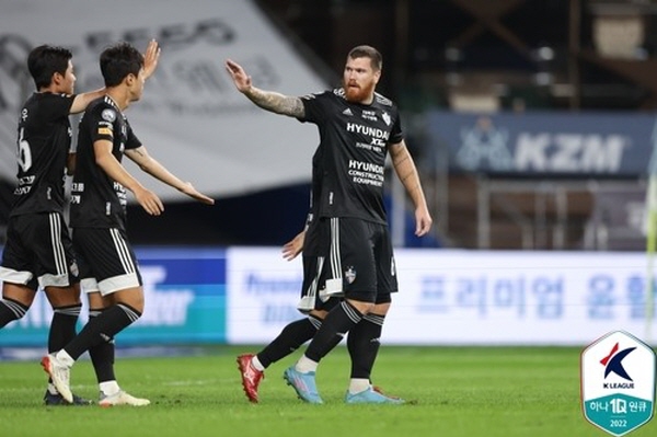 7일 열린 '하나원큐 K리그1 2022' 30R 경기에서 울산은 수원에 1:0으로 승리했다. 결승골을 넣은 마틴 아담(오른쪽)이 축하를 받고 있다. ©연합뉴스=한국프로축구연맹 제공 7일 열린 '하나원큐 K리그1 2022' 30R 경기에서 울산은 수원에 1:0으로 승리했다. 결승골을 넣은 마틴 아담(오른쪽)이 축하를 받고 있다. ©연합뉴스=한국프로축구연맹 제공