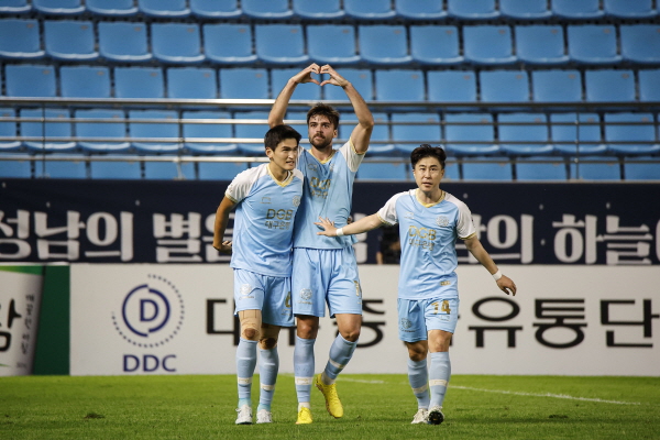 7일 펼쳐진 '하나원큐 K리그1 2022' 대구와 성남의 경기에서 대구는 1:0으로 승리했다. 제카(가운데)가 결승골을 터뜨린 후 하트를 그려보이고 있다 ©대구 FC 제공 7일 펼쳐진 '하나원큐 K리그1 2022' 대구와 성남의 경기에서 대구는 1:0으로 승리했다. 제카(가운데)가 결승골을 터뜨린 후 하트를 그려보이고 있다 ©대구 FC 제공