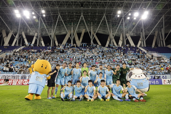 승리한 대구 FC 선수들이 그라운드에서 승리포즈를 취하고 있다. ©대구 FC 제공 승리한 대구 FC 선수들이 그라운드에서 승리포즈를 취하고 있다. ©대구 FC 제공