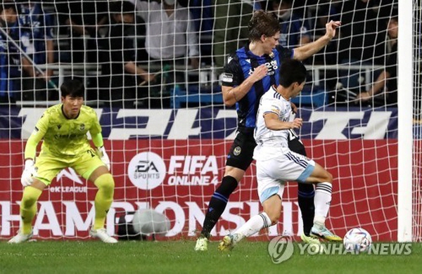 14일 펼쳐진 32R 경기에서 인천과 울산은 0:0 무승부를 기록했다. 인천 델브리지(가운데)를 피해 돌파를 시도하는 울산 황재환(오른쪽) ©연합뉴스 제공 14일 펼쳐진 32R 경기에서 인천과 울산은 0:0 무승부를 기록했다. 인천 델브리지(가운데)를 피해 돌파를 시도하는 울산 황재환(오른쪽) ©연합뉴스 제공