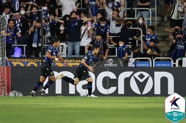 지난달 27일 인천축구전용경기장에서 열린 FC서울과의 경기에서 골을 넣고 기뻐하는 인천 유나이티드 김도혁(오른쪽). ⓒ연합뉴스 지난달 27일 인천축구전용경기장에서 열린 FC서울과의 경기에서 골을 넣고 기뻐하는 인천 유나이티드 김도혁(오른쪽). ⓒ연합뉴스