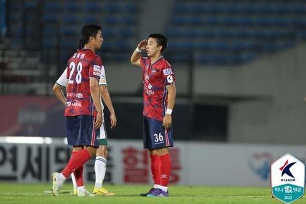 9월 3일 펼쳐진 '하나원큐 K리그1 2022' 29R 전북 현대와의 경기에서 동점골을 터뜨리고 거수경례하는 김천 김준범(우) ©연합뉴스=한국프로축구연맹 제공 9월 3일 펼쳐진 '하나원큐 K리그1 2022' 29R 전북 현대와의 경기에서 동점골을 터뜨리고 거수경례하는 김천 김준범(우) ©연합뉴스=한국프로축구연맹 제공