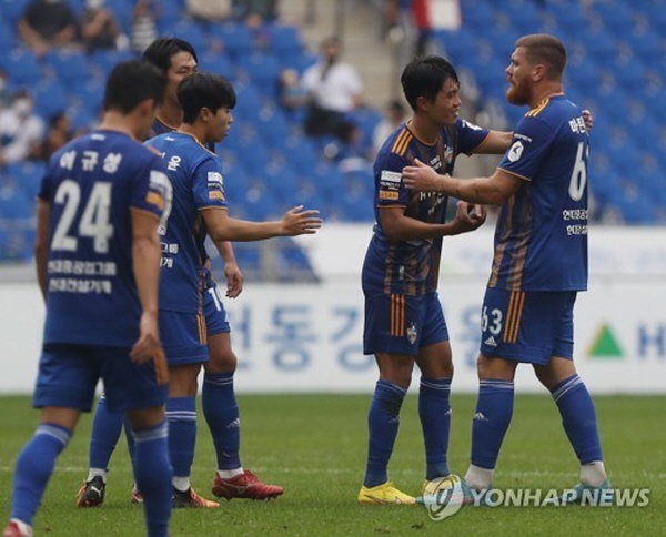 지난 18일 울산문수축구경기장에서 열린 리그 33라운드 경기에서 수원FC에 2:0으로 승리하고 기뻐하는 울산 현대 호랑이 선수들. ⓒ연합뉴스 지난 18일 울산문수축구경기장에서 열린 리그 33라운드 경기에서 수원FC에 2:0으로 승리하고 기뻐하는 울산 현대 호랑이 선수들. ⓒ연합뉴스