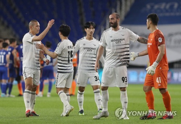 지난 6월 26일 '2022 하나원큐 K리그1' 18R 울산 현대와의 경기에서 무승부를 기록한 성남 FC 선수들