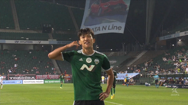 전북 현대 모터스가 1일 포항 스틸러스를 홈에서 3:1로 잡아내며 선두 울산을 추격을 이어갔다. 사진은 멀티골을 넣은 전북 한교원. ⓒ팀트웰브 전북 현대 모터스가 1일 포항 스틸러스를 홈에서 3:1로 잡아내며 선두 울산을 추격을 이어갔다. 사진은 멀티골을 넣은 전북 한교원. ⓒ팀트웰브