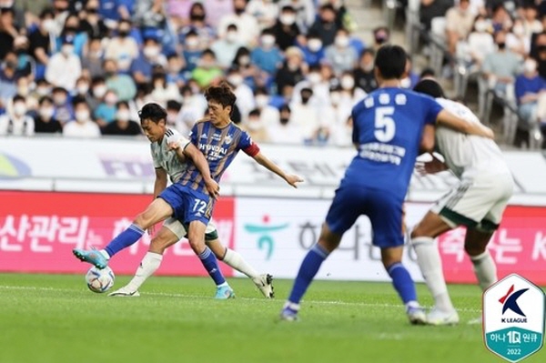 '하나원큐 K리그1 2022' 16라운드 경기에서 볼 경합중인 전북 백승호(왼쪽)와 울산 이청용(왼쪽 2번째) ©연합뉴스=한국프로축구연맹 제공