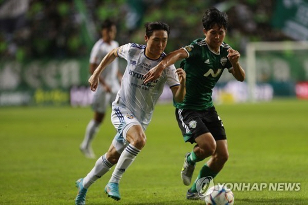 8월 7일 펼쳐진 '하나원큐 K리그1 2022' 27라운드 전북과의 경기에서 돌파를 시도하는 울산 엄원상(왼쪽) ©연합뉴스 제공