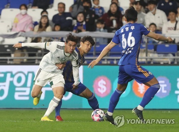 8일 울산 현대 호랑이와 전북 현대 모터스가 사실상 이번 시즌 우승을 결정짓는 일전을 치른다. ⓒ연합뉴스 8일 울산 현대 호랑이와 전북 현대 모터스가 사실상 이번 시즌 우승을 결정짓는 일전을 치른다. ⓒ연합뉴스