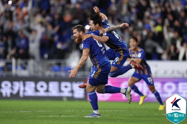 울산 현대 호랑이가 8일 열린 '현대가 더비'에서 라이벌 전북 현대 모터스를 꺾으며 리그 우승 8부능선을 넘었다. 사진은 결승골을 넣고 포효하는 울산 마틴 아담과 김영권. ⓒ연합뉴스=한국프로축구연맹 제공 울산 현대 호랑이가 8일 열린 '현대가 더비'에서 라이벌 전북 현대 모터스를 꺾으며 리그 우승 8부능선을 넘었다. 사진은 결승골을 넣고 포효하는 울산 마틴 아담과 김영권. ⓒ연합뉴스=한국프로축구연맹 제공