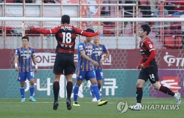 포항 스틸러스가 울산 현대 호랑이와 11일 스틸야드에서 열린 하나원큐 K리그1 2022 36라운드서 1:1로 비겼다. 사진은 동점골을 터뜨린 포항 이호재. ⓒ연합뉴스 제공 포항 스틸러스가 울산 현대 호랑이와 11일 스틸야드에서 열린 하나원큐 K리그1 2022 36라운드서 1:1로 비겼다. 사진은 동점골을 터뜨린 포항 이호재. ⓒ연합뉴스 제공