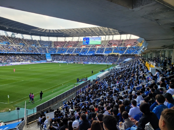 2022 K리그1 우승을 확정한 울산 현대 호랑이의 23일 제주 유나이티드와의 최종전엔 우승 기념식을 보기 위한 구름관중이 몰렸다.ⓒ풋볼먼데이 2022 K리그1 우승을 확정한 울산 현대 호랑이의 23일 제주 유나이티드와의 최종전엔 우승 기념식을 보기 위한 구름관중이 몰렸다.ⓒ풋볼먼데이