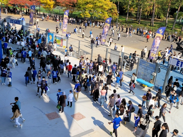 23일 울산 현대 호랑이 팬샵에 늘어선 긴 줄. ⓒ풋볼먼데이 23일 울산 현대 호랑이 팬샵에 늘어선 긴 줄. ⓒ풋볼먼데이