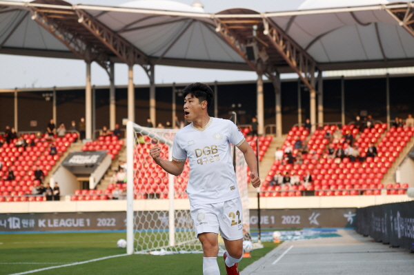 22일 펼쳐진 '하나원큐 K리그1 2022' 38라운드 성남과 대구의 경기에서 대구의 4번째 골을 터뜨린 이근호 ©대구 FC 제공 22일 펼쳐진 '하나원큐 K리그1 2022' 38라운드 성남과 대구의 경기에서 대구의 4번째 골을 터뜨린 이근호 ©대구 FC 제공