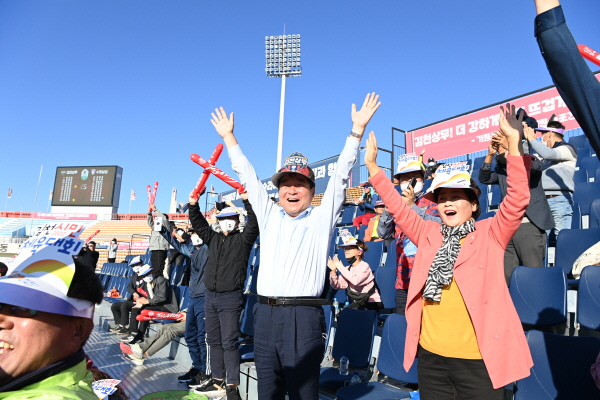 22일 김천종합운동장에서 열린 하나원큐 K리그1 38라운드 경기에서 관중석에 앉아 응원하는 김천 김충섭 시장(가운데). ⓒ김천시청 제공 22일 김천종합운동장에서 열린 하나원큐 K리그1 38라운드 경기에서 관중석에 앉아 응원하는 김천 김충섭 시장(가운데). ⓒ김천시청 제공