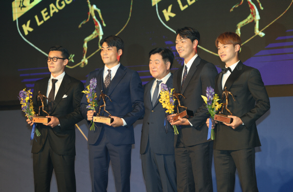 (왼쪽부터) 2022 K리그 베스트 11로 뽑힌 울산 김태환, 전북 박진섭, 울산 김영권, 전북 김진수. 가운데는 한국프로축구연맹 권오갑 총재. ⓒ연합뉴스 (왼쪽부터) 2022 K리그 베스트 11로 뽑힌 울산 김태환, 전북 박진섭, 울산 김영권, 전북 김진수. 가운데는 한국프로축구연맹 권오갑 총재. ⓒ연합뉴스