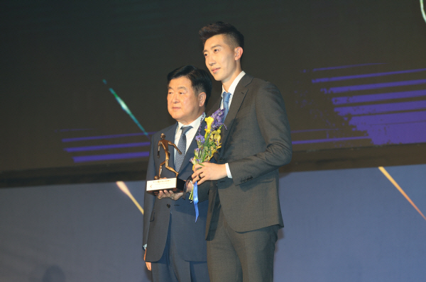 2022 K리그 베스트 11로 뽑힌 울산 조현우(오른쪽)와 한국프로축구연맹 권오갑 총재. ⓒ연합뉴스 2022 K리그 베스트 11로 뽑힌 울산 조현우(오른쪽)와 한국프로축구연맹 권오갑 총재. ⓒ연합뉴스