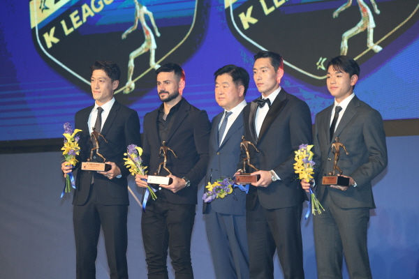 (왼쪽부터) 2022 K리그 베스트 11로 뽑힌 울산 이청용, 대구 세징야, 포항 신진호, 강원 김대원. 가운데는 한국프로축구연맹 권오갑 총재. ⓒ연합뉴스 (왼쪽부터) 2022 K리그 베스트 11로 뽑힌 울산 이청용, 대구 세징야, 포항 신진호, 강원 김대원. 가운데는 한국프로축구연맹 권오갑 총재. ⓒ연합뉴스