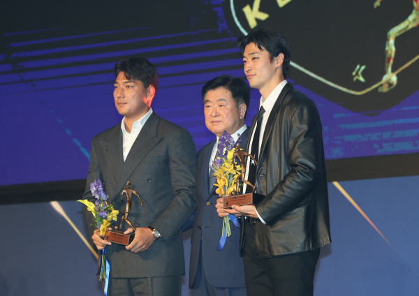 (왼쪽부터) 2022 K리그 베스트 11로 뽑힌 제주 주민규, 전북 조규성. 가운데는 한국프로축구연맹 권오갑 총재. ⓒ연합뉴스 (왼쪽부터) 2022 K리그 베스트 11로 뽑힌 제주 주민규, 전북 조규성. 가운데는 한국프로축구연맹 권오갑 총재. ⓒ연합뉴스