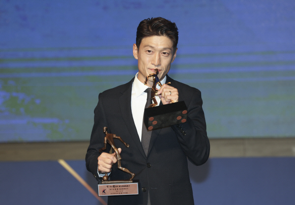 24일 진행된 '하나원큐 K리그 2022' 대상 시상식에서 최우수선수상을 수상한 울산 이청용 ©연합뉴스 24일 진행된 '하나원큐 K리그 2022' 대상 시상식에서 최우수선수상을 수상한 울산 이청용 ©연합뉴스