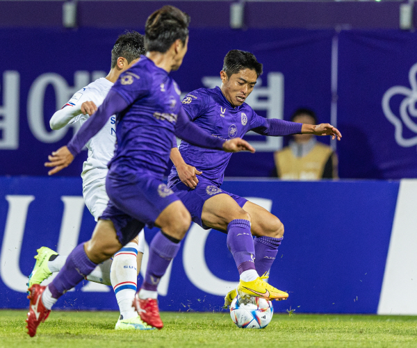 26일 펼쳐진 '하나원큐 K리그 2022' 승강 플레이오프 1차전에서 공을 지키려는 안양 백성동(오른쪽) ©연합뉴스 26일 펼쳐진 '하나원큐 K리그 2022' 승강 플레이오프 1차전에서 공을 지키려는 안양 백성동(오른쪽) ©연합뉴스