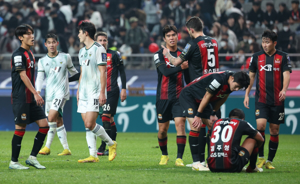 27일 서울월드컵경기장에서 열린 2022 하나원큐 FA컵 결승 1차전에서 FC서울과 전북 현대 모터스가 2:2로 무승부를 거뒀다. 27일 서울월드컵경기장에서 열린 2022 하나원큐 FA컵 결승 1차전에서 FC서울과 전북 현대 모터스가 2:2로 무승부를 거뒀다.