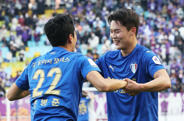 29일 펼쳐진 '하나원큐 K리그 2022' 승강 플레이오프 2차전에서 수원이 안양에 2:1로 승리했다. 선제골과 결승골을 기록한 안병준(왼쪽)과 오현규(오른쪽) ©연합뉴스 29일 펼쳐진 '하나원큐 K리그 2022' 승강 플레이오프 2차전에서 수원이 안양에 2:1로 승리했다. 선제골과 결승골을 기록한 안병준(왼쪽)과 오현규(오른쪽) ©연합뉴스