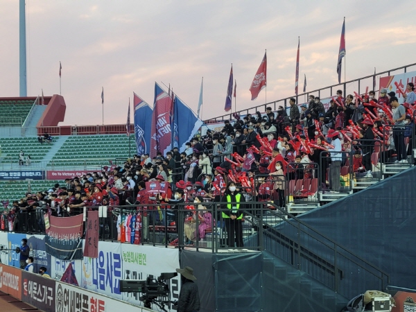 29일 김천 상무를 응원하는 김천 시민들과 서포터 '수사불패'. ⓒ풋볼먼데이 29일 김천 상무를 응원하는 김천 시민들과 서포터 '수사불패'. ⓒ풋볼먼데이