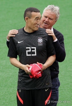 지난 6월 5일 '레전드 월드컵 올스타전'에서 히딩크 감독(오른쪽)과 조우한 최은성(왼쪽) ©연합뉴스
