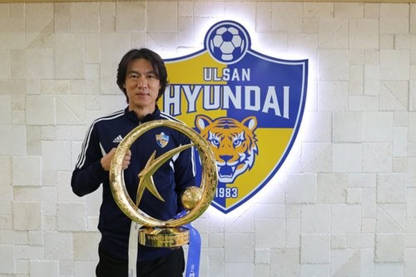 2022시즌 울산 현대에 우승컵을 안긴 홍명보 감독 ©연합뉴스=울산현대 제공 2022시즌 울산 현대에 우승컵을 안긴 홍명보 감독 ©연합뉴스=울산현대 제공