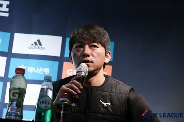 2022시즌 말까지 성남 FC 감독직을 역임한 김남일 ©연합뉴스=한국프로축구연맹 제공 2022시즌 말까지 성남 FC 감독직을 역임한 김남일 ©연합뉴스=한국프로축구연맹 제공