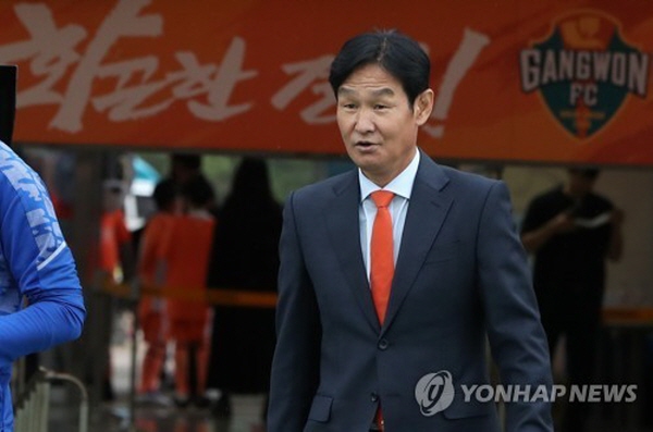 2022시즌 강원 FC를 상위 스플릿으로 끌어올린 최용수 ⓒ연합뉴스 2022시즌 강원 FC를 상위 스플릿으로 끌어올린 최용수 ⓒ연합뉴스