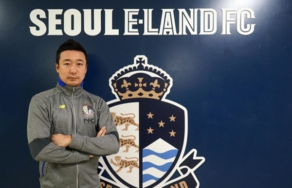 2018년부터 대한민국 국가대표팀 코치직을 수행하고 있는 최태욱 ⓒ연합뉴스=서울 이랜드 제공 2018년부터 대한민국 국가대표팀 코치직을 수행하고 있는 최태욱 ⓒ연합뉴스=서울 이랜드 제공