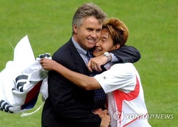 '2002 한/일 월드컵' 16강전 승리 후 히딩크 감독(좌)과 기쁨을 나누는 이천수(우) ⓒ연합뉴스 '2002 한/일 월드컵' 16강전 승리 후 히딩크 감독(좌)과 기쁨을 나누는 이천수(우) ⓒ연합뉴스