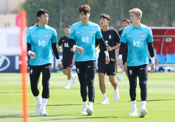 카타르 월드컵 첫 경기로 우루과이전을 앞둔 대한민국 대표팀의 골문은 누가 지키게 될까. (왼쪽부터) 김승규(알샤밥), 송범근(전북 현대), 조현우(울산 현대). ⓒ연합뉴스 카타르 월드컵 첫 경기로 우루과이전을 앞둔 대한민국 대표팀의 골문은 누가 지키게 될까. (왼쪽부터) 김승규(알샤밥), 송범근(전북 현대), 조현우(울산 현대). ⓒ연합뉴스