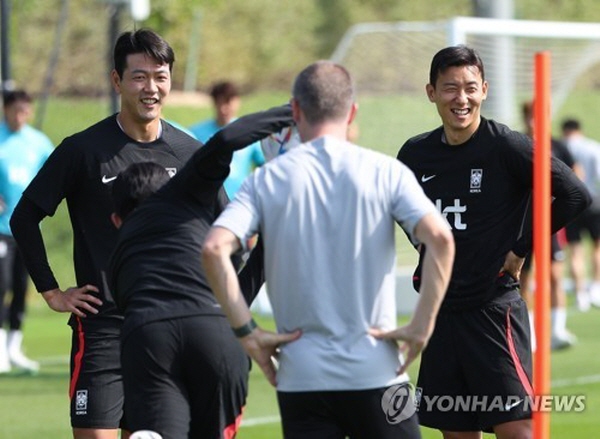 훈련 중 웃음을 터뜨리고 있는 김영권(좌)과 김태환(우) 훈련 중 웃음을 터뜨리고 있는 김영권(좌)과 김태환(우)