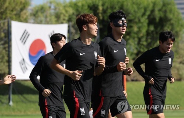 손흥민과 함께 러닝중인 김진수(왼쪽 두번째) ©연합뉴스 손흥민과 함께 러닝중인 김진수(왼쪽 두번째) ©연합뉴스