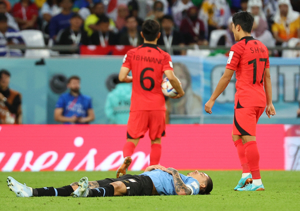 파울루 벤투 감독이 이끄는 한국 축구대표팀이 24일 오후(한국시간) 카타르 알라이얀의 에듀케이션 시티 스타디움에서 열린 2022 국제축구연맹(FIFA) 카타르 월드컵 조별리그 H조 1차전에서 우루과이와 0:0으로 비겼다. ⓒ연합뉴스 파울루 벤투 감독이 이끄는 한국 축구대표팀이 24일 오후(한국시간) 카타르 알라이얀의 에듀케이션 시티 스타디움에서 열린 2022 국제축구연맹(FIFA) 카타르 월드컵 조별리그 H조 1차전에서 우루과이와 0:0으로 비겼다. ⓒ연합뉴스