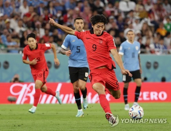24일 펼쳐진 '2022 FIFA 카타르 월드컵' H조 조별예선 1차전 대한민국과 우루과이의 경기에서 왼발 슈팅을 시도하고 있는 조규성(9번) ©연합뉴스 24일 펼쳐진 '2022 FIFA 카타르 월드컵' H조 조별예선 1차전 대한민국과 우루과이의 경기에서 왼발 슈팅을 시도하고 있는 조규성(9번) ©연합뉴스