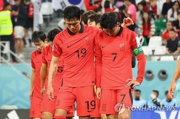 경기 후 아쉬운 발걸음을 옮기는 손흥민(7번)과 김영권(19번) .©연합뉴스 경기 후 아쉬운 발걸음을 옮기는 손흥민(7번)과 김영권(19번) .©연합뉴스