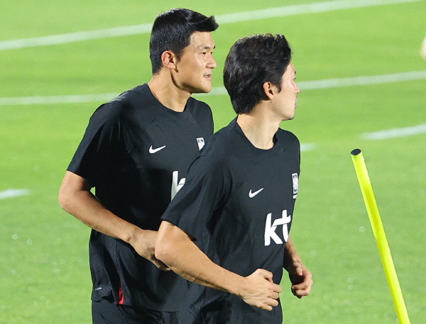 훈련 중인 한국 국가대표 축구팀 김민재(왼쪽)와 조규성. 각각 전·현 전북 현대 모터스 소속이다. ⓒ연합뉴스 훈련 중인 한국 국가대표 축구팀 김민재(왼쪽)와 조규성. 각각 전·현 전북 현대 모터스 소속이다. ⓒ연합뉴스