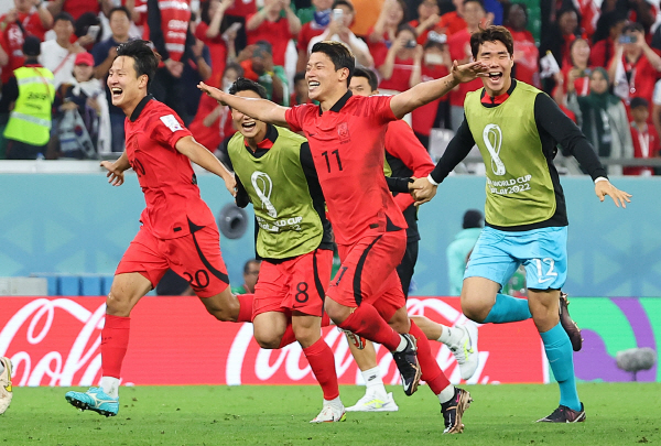한국 축구대표팀이 3일 월드컵 조별리그 마지막 경기서 포르투갈에 2:1로 승리하며 조2위로 16강에 진출했다. ⓒ연합뉴스 한국 축구대표팀이 3일 월드컵 조별리그 마지막 경기서 포르투갈에 2:1로 승리하며 조2위로 16강에 진출했다. ⓒ연합뉴스