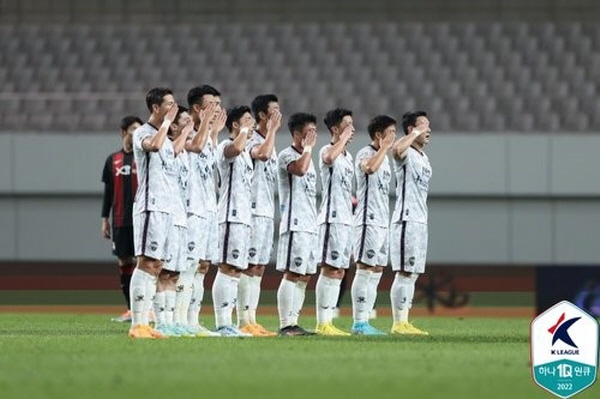 득점 후 거수경례 셀레브레이션을 하고 있는 김천 상무 선수들 ©연합뉴스=프로축구연맹 제공 득점 후 거수경례 셀레브레이션을 하고 있는 김천 상무 선수들 ©연합뉴스=프로축구연맹 제공