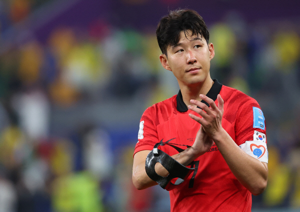 브라질과의 16강전 후 팬들에게 인사하는 손흥민 ©연합뉴스 브라질과의 16강전 후 팬들에게 인사하는 손흥민 ©연합뉴스