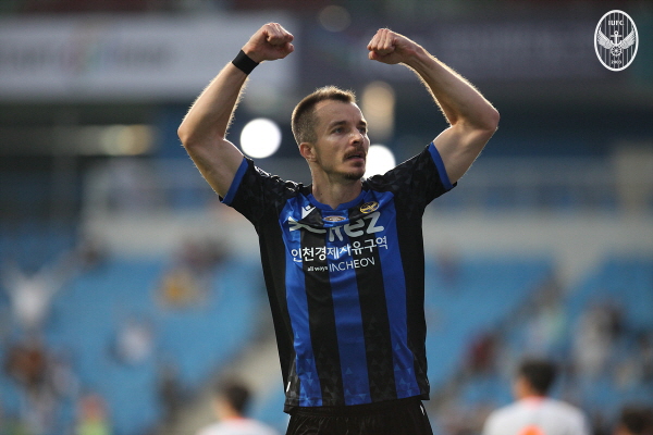 인천 유나이티드 공격수 무고사의 일본 빗셀 고베 이적은 올 봄 K리그의 가장 충격적 소식 중 하나였다. ⓒ연합뉴스=한국프로축구연맹 제공 인천 유나이티드 공격수 무고사의 일본 빗셀 고베 이적은 올 봄 K리그의 가장 충격적 소식 중 하나였다. ⓒ연합뉴스=한국프로축구연맹 제공