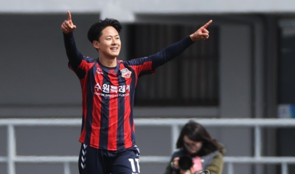 2022년 K리그에 복귀한 이승우는 경기력을 끌어올리자마자 자신이 누구인지 보여주면서 수원FC 팬들을 환호케 했다. ⓒ연합뉴스 2022년 K리그에 복귀한 이승우는 경기력을 끌어올리자마자 자신이 누구인지 보여주면서 수원FC 팬들을 환호케 했다. ⓒ연합뉴스