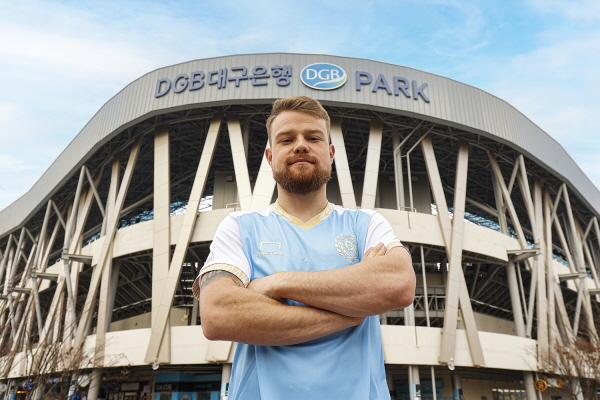 DGB대구은행 파크 앞에서 포즈를 취하고 있는 브라질산 미드필더 세라토 © 대구 FC 제공 DGB대구은행 파크 앞에서 포즈를 취하고 있는 브라질산 미드필더 세라토 © 대구 FC 제공