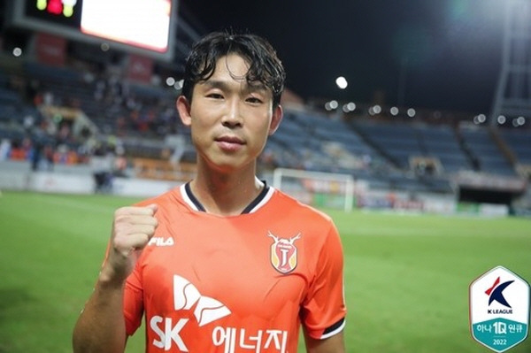 2023시즌 수원 FC 유니폼을 입게 된 윤빛가람 ©연합뉴스=한국프로축구연맹 제공 2023시즌 수원 FC 유니폼을 입게 된 윤빛가람 ©연합뉴스=한국프로축구연맹 제공