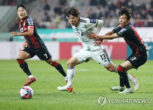 지난 10월 27일 FA컵 결승 1차전에서 드리블 하고 있는 전북 김보경(가운데) ©연합뉴스 지난 10월 27일 FA컵 결승 1차전에서 드리블 하고 있는 전북 김보경(가운데) ©연합뉴스