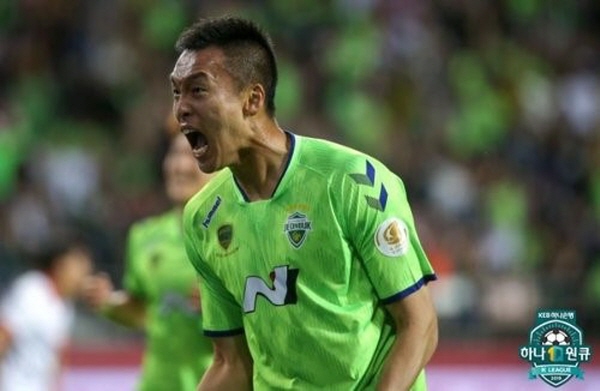 2019시즌 전북 소속으로 골을 터뜨리고 환호하는 김신욱 ©연합뉴스 2019시즌 전북 소속으로 골을 터뜨리고 환호하는 김신욱 ©연합뉴스